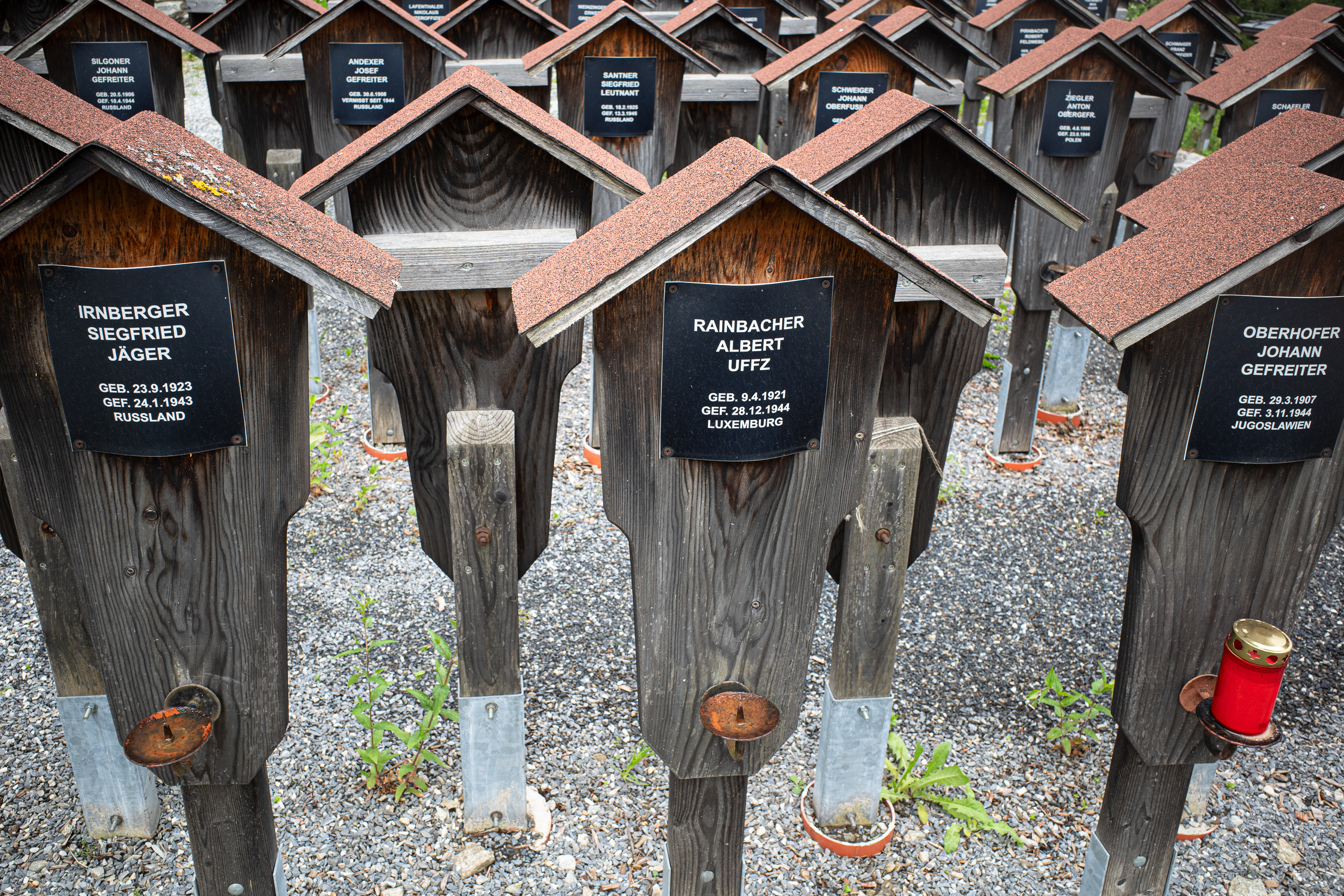 Kriegsgräber unter kleinen Holzdächern – gefallen in Russland, Luxemburg, Jugoslawien